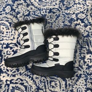 Snow boots **NEVER WORN**